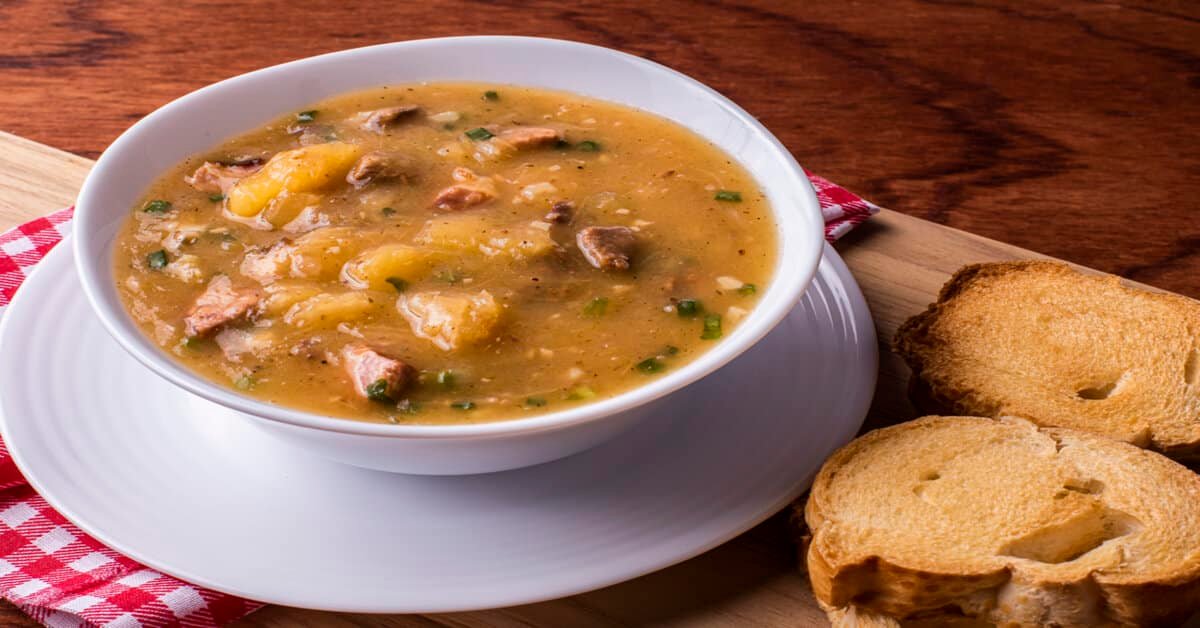 Sopa de Mandioca com Bacon e Carne Moída ideal para comer com torradinha