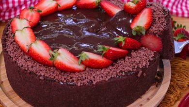 Como Fazer Torta De Chocolate Com Morango Feita Com Massa De Biscoito ?